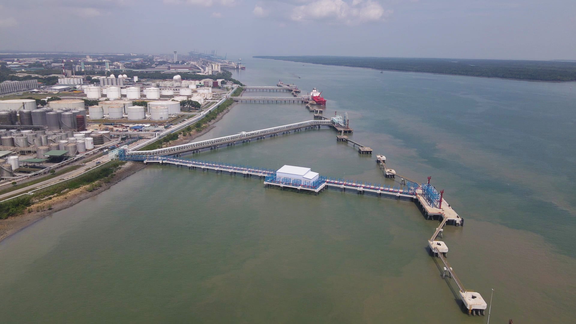 Industrial energy storage tanks representing the development of 7ENERGY infrastructure